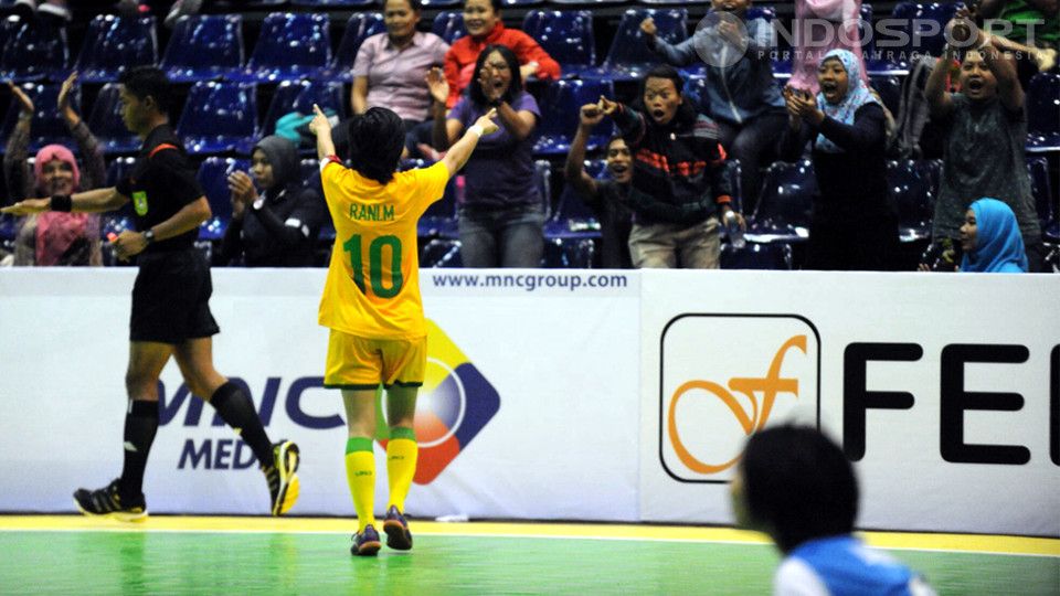 Aksi dari kapten JK Angels, Rani Mulyasari.  Copyright: &copy; Ratno Prasetyo/INDOSPORT